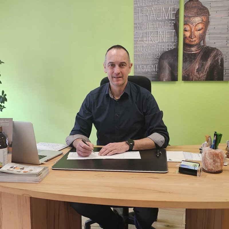 Egon Philipp am Schreibtisch seiner Praxis in Taufkirchen