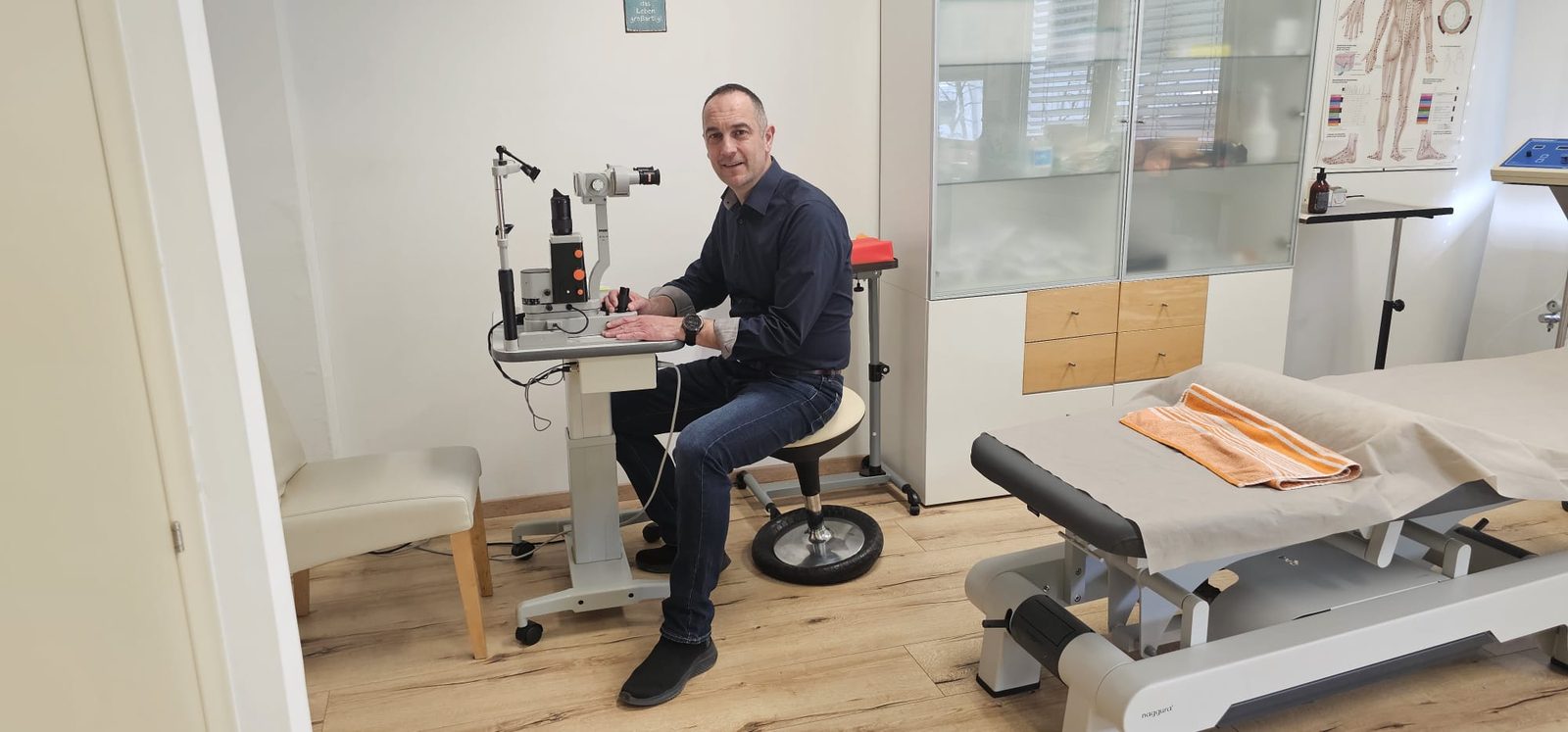 Treatment room with treatment table — Egon Philipp at the iris diagnosis device